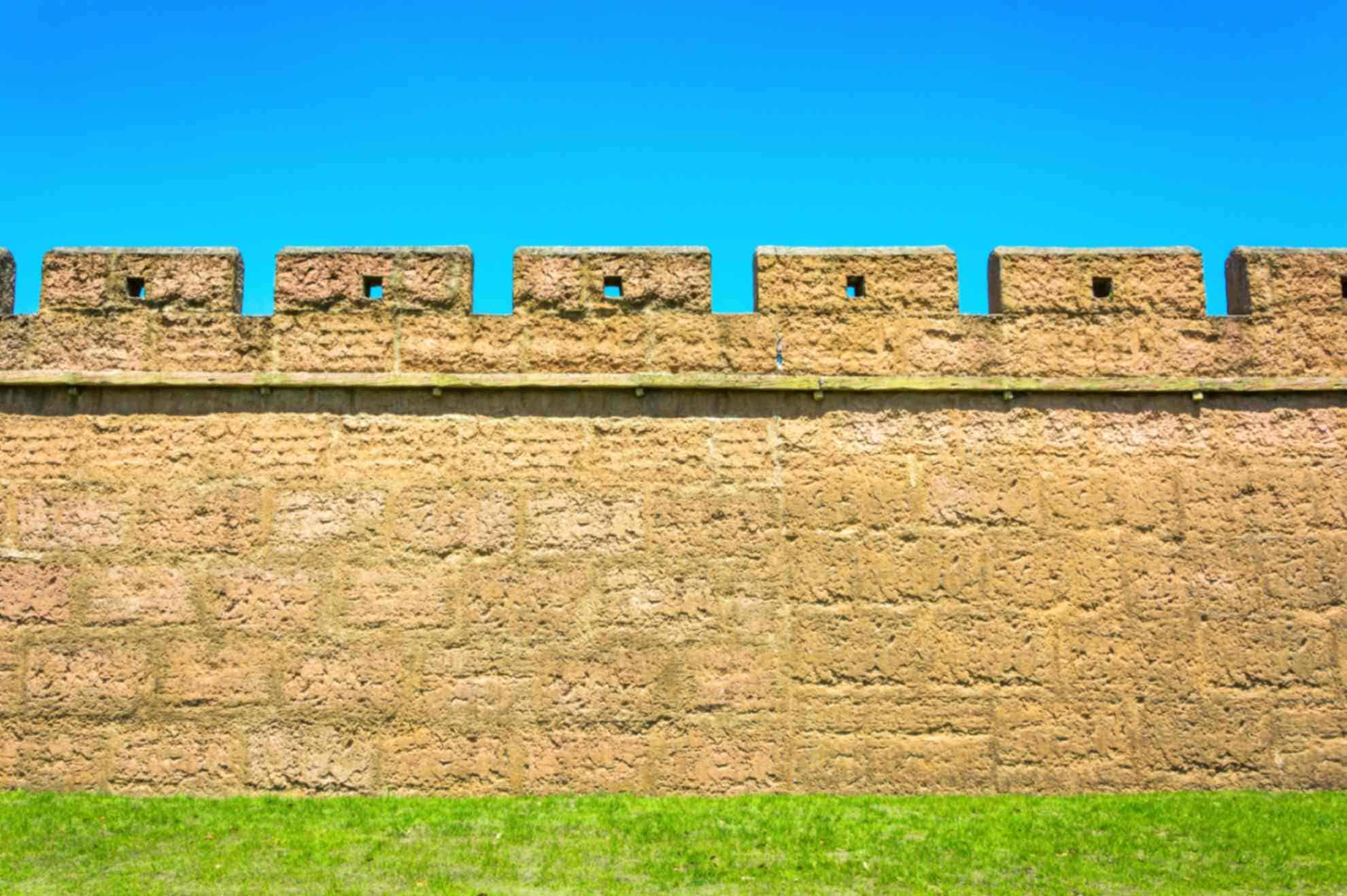 Difference Between a Freestanding Wall and a Retaining Wall